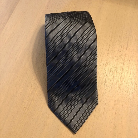 Brioni 100% Silk Black / Gray / Silver Stripe Tie - Picture 1 of 4